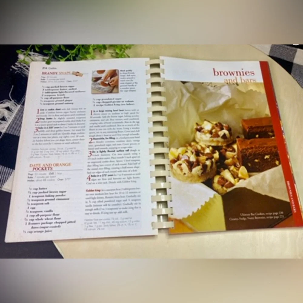 Better Homes and Gardens New Baking Book - Cream and Red‎ Cover